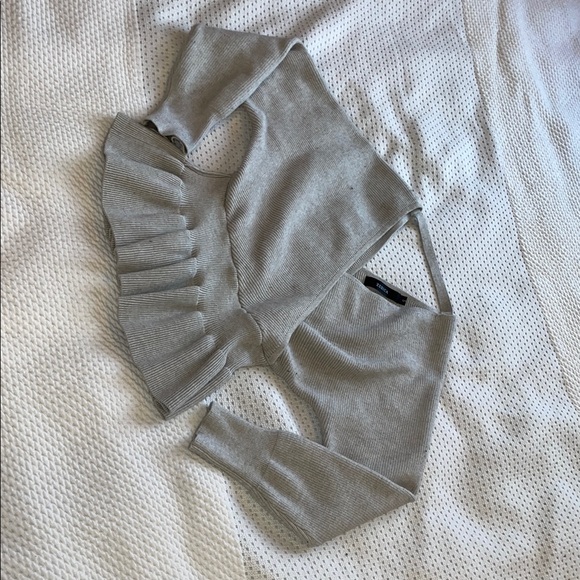 Jessica Gray Ruffled Sweatshirt - Picture 2 of 5